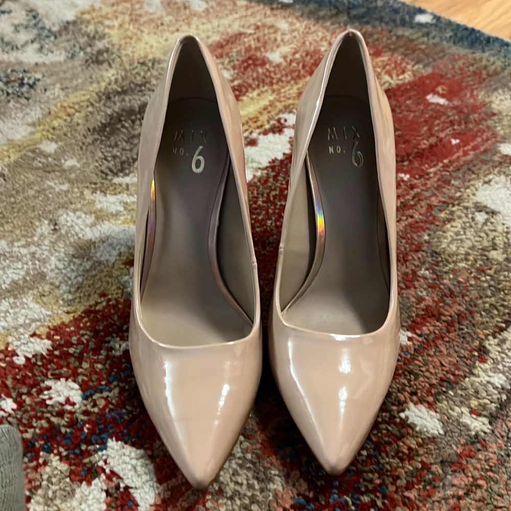 Nude Pumps, size 9 brand new